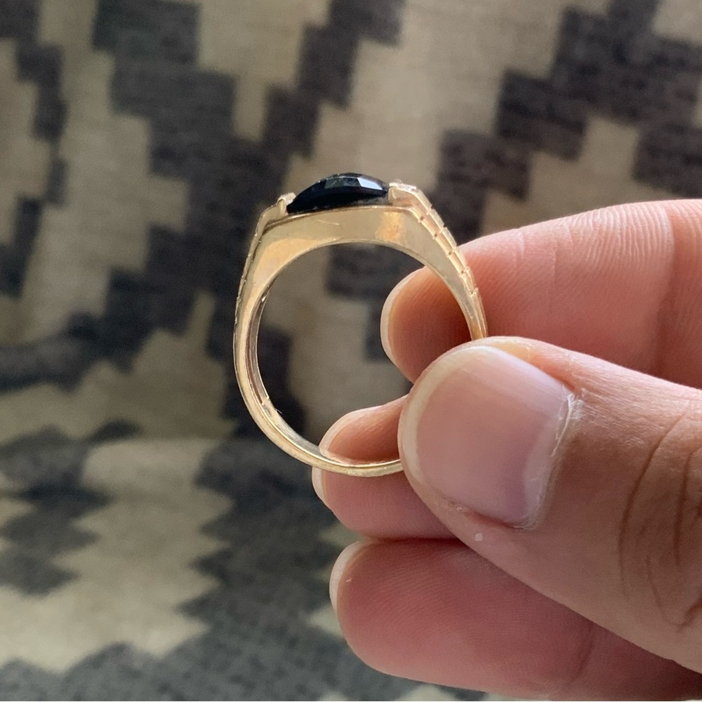 10k Gold and Onyx Ring - Picture 2 of 6